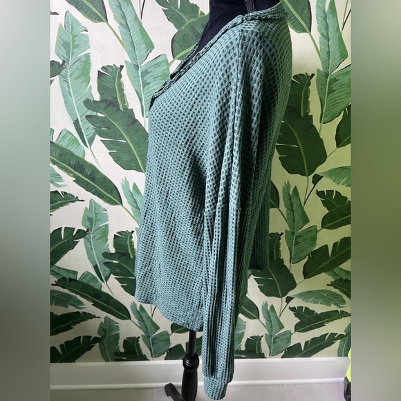 Hailey & Co Green Thermal Waffled Henley Long Sleeve Top Size L - Picture 2 of 5